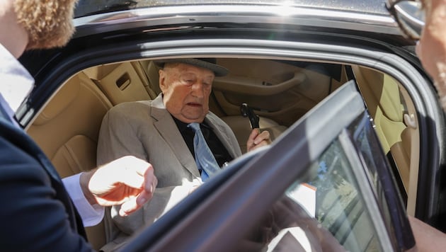 Der Künstler schrieb sogar im Auto weiter Autogramme