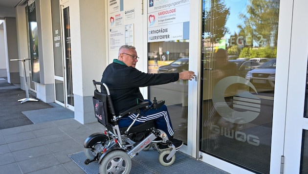 Dass die Steuerung des Rollstuhls rechts liegt, macht es für Herrn Kelpinger nicht einfacher. (Bild: Dostal Harald)