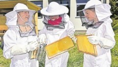 Perfekt geschützt mit voller Imker-Montur: Simone, Magdalena und Sara (Bild: Holitzky Roland)