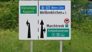 Wer kennt Weißenkirchen an der Traun? Auf diesem Wegweiser sind zwei Buchstaben zu viel, der Ort heißt Weißkirchen. (Bild: Matthias Lauber)
