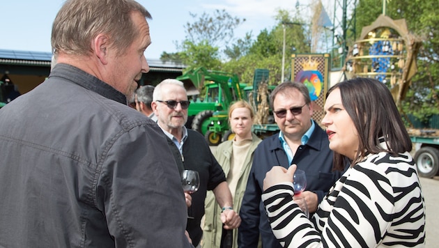 Landesvize Astrid Eisenkopf zu Besuch beim Landgut Allacher in Gols. (Bild: Landesmedienservice/Siess)