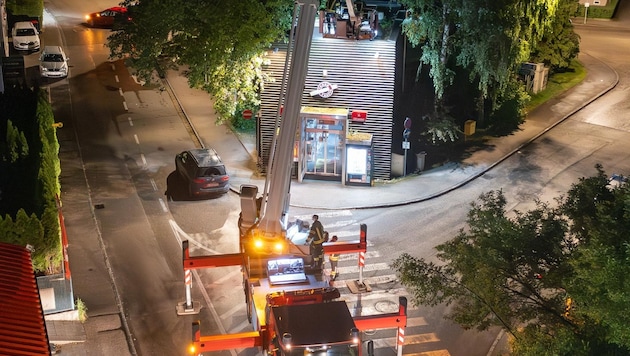 Die Feuerwehr half beim Einsatz (Bild: TEAM FOTOKERSCHI.AT / KALTENLEITNER)