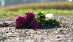 Eine Trauerblume am Tatort der Tragödie in Naarn (OÖ). (Bild: Einöder Horst)