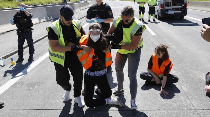 Nach rund einer Stunde löste die Polizei die Klimakleber vom Asfalt.