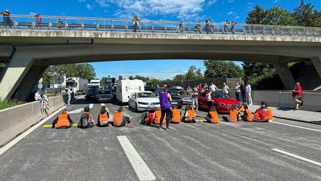 In three federal states, the climate stickers blocked the roads and caused additional delays on the way to the Whitsun vacation. (Bild: Markus Tschepp/Tschepp Markus)