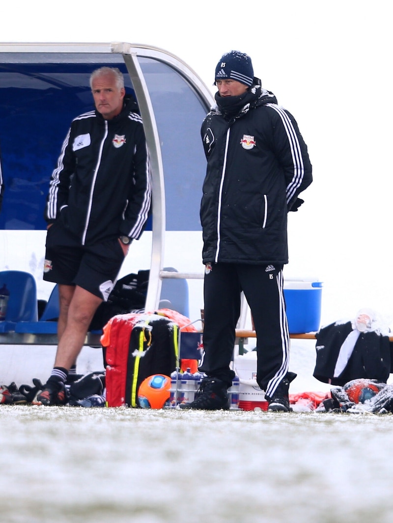 Trägt auch im Winter kurze Hosen: Herbert Ilsanker (li., neben ihm der dick eingepackte Ex-Bullen-Coach Roger Schmidt). (Bild: GEPA pictures)