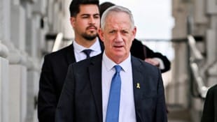 Der Ex-Verteidigungsminister und führende Oppositionelle Benny Gantz setzt dem Regierungschef Benjamin Netanyahu ein Ultimatum. (Bild: AFP)