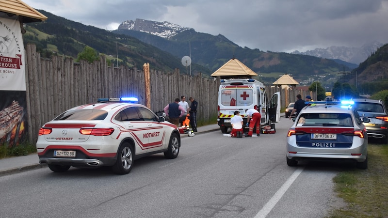 Der Radfahrer wurde vor Ort rund eine Stunde von zwei Notärzten versorgt. (Bild: ZOOM Tirol/Zoom.Tirol)