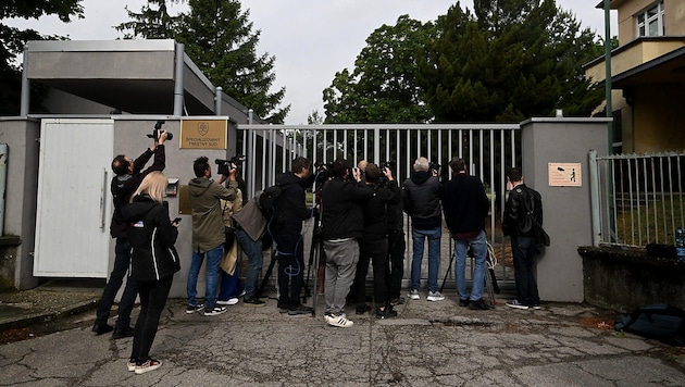 Szlovák újságírók a pozsonyi bíróság előtt, ahol szombaton előzetes letartóztatásba helyezték a 71 éves merénylőt. (Bild: APA/AFP/VLADIMIR SIMICEK)