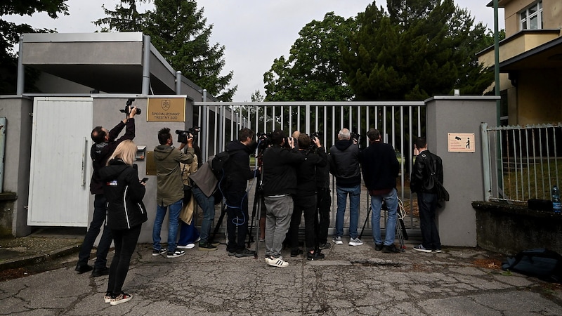 Slovakian journalists in front of the court in Bratislava, where the 71-year-old assassin was remanded in custody on Saturday (Bild: APA/AFP/VLADIMIR SIMICEK)