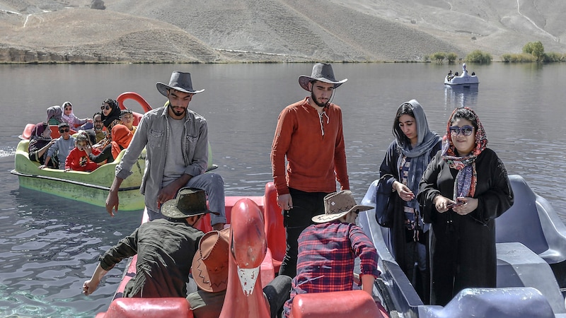 Der Nationalpark Band-e Amir ist sowohl bei Einheimischen als auch bei ausländischen Touristen beliebt. (Bild: APA/AFP/BULENT KILIC)