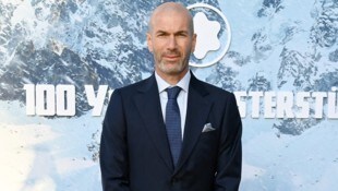 Posiert Zinedine Zidane bald mit den Bayern-Anzug? (Bild: Getty Images/APA/Getty Images via AFP/GETTY IMAGES/Jon Kopaloff)