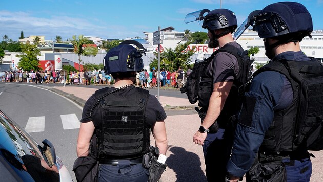 For days, important communication routes have been occupied by protesting New Caledonians. (Bild: APA/AFP/Theo Rouby)