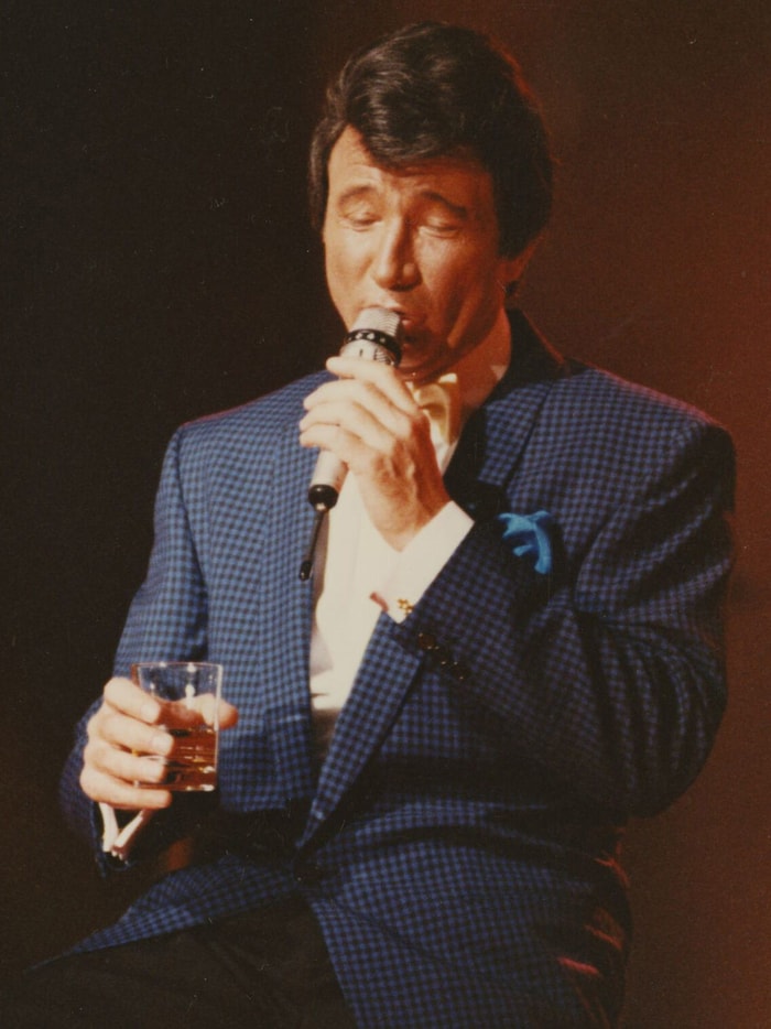 International ein Hit: Louie Austen in Las Vegas auf den Spuren von Frank Sinatra – und Dean Martin, Perücke inklusive. 