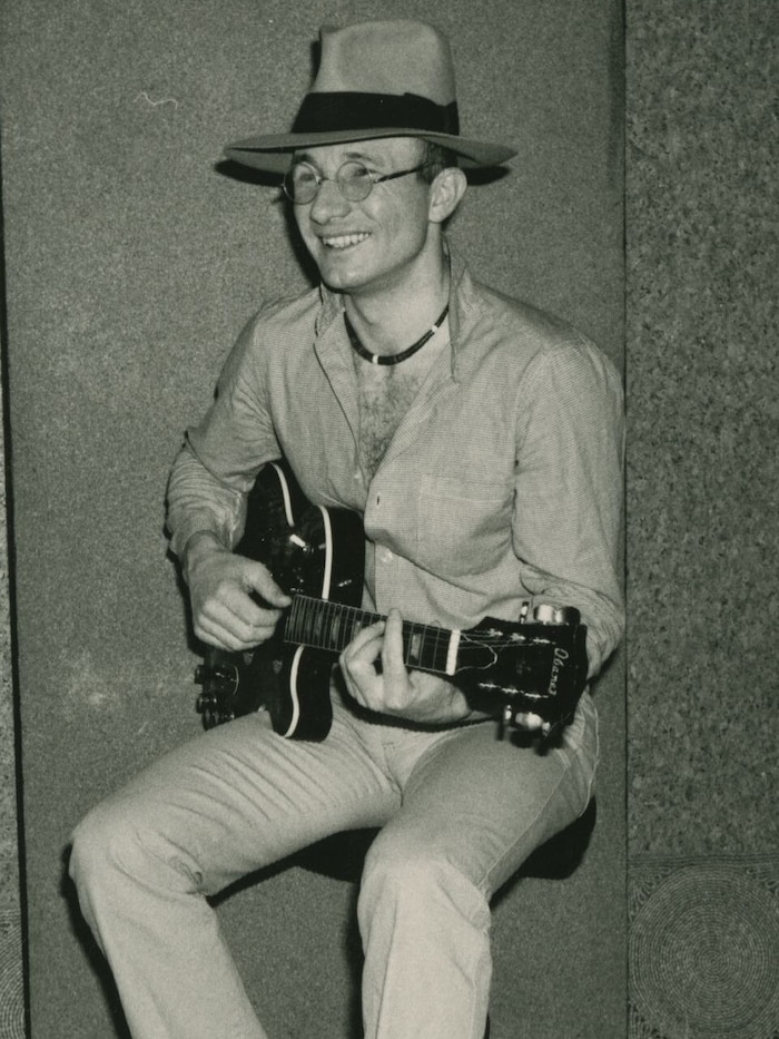 Der junge Louie Austen mit Gitarre