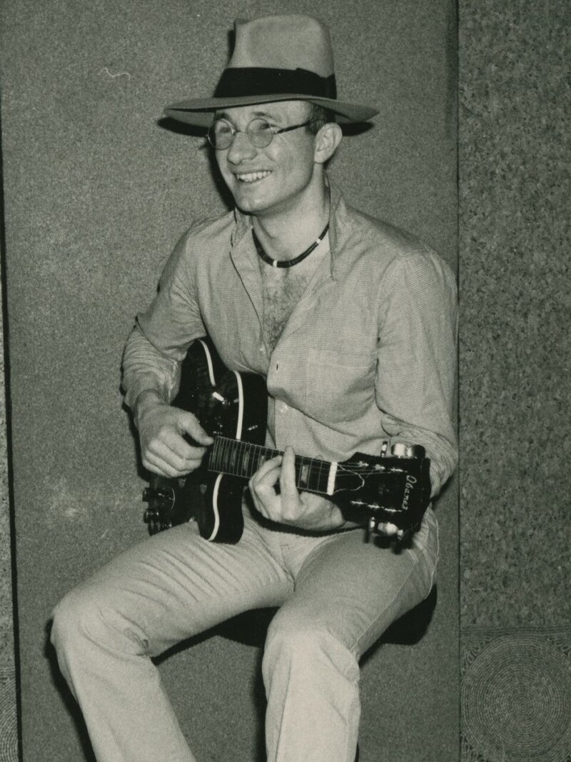 Der junge Louie Austen mit Gitarre (Bild: Louie Austen)