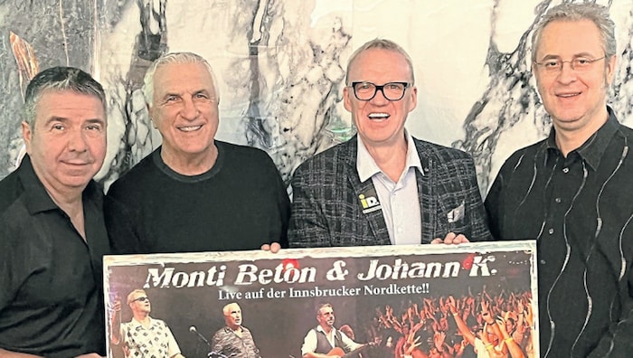 Ralph „The Voice“ Schader (2. v. re.) freut sich, dass er Goleador Hans Krankl (2. v. li.) und ...