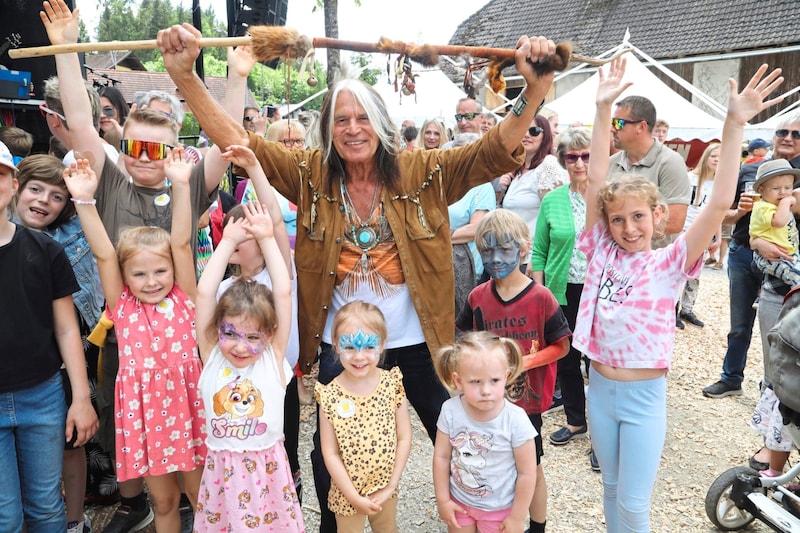 Frühlingsfest-Stammgast Waterloo tanzte nicht nur mit den kleinen Festbesuchern, am Abend stand der Schlagerstar mit seinen Hits auch auf der Bühne. (Bild: Rojsek-Wiedergut Uta/Uta Rojsek-Wiedergut)