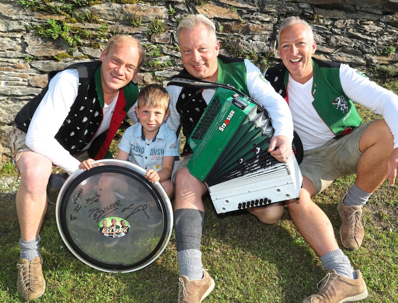 Die flotten Edlseer Fritz, Manfred und Andreas mit ihrem Fan Moritz sorgten ebenfalls für beste Stimmung in Glanhofen. (Bild: Rojsek-Wiedergut Uta/Uta Rojsek-Wiedergut)