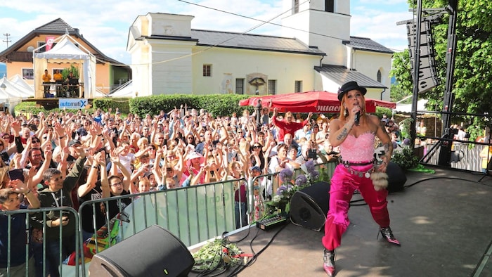 Pop star Hannah really got the crowd going.