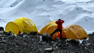 Am Mount Everest sind ungefähr Tausend Menschen wegen eines Schneesturms eingeschlossen ...