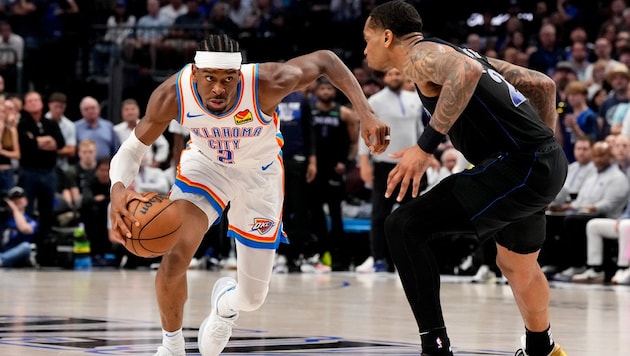 Shai Gilgeous-Alexander of Oklahoma (left) in a duel with P.J. Washington of Dallas (Bild: Getty Images/APA/Getty Images via AFP/GETTY IMAGES/Sam Hodde)