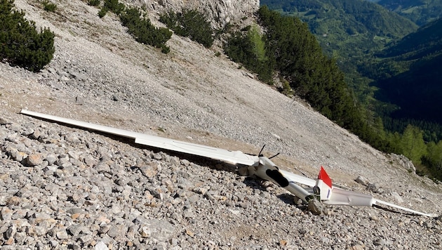 Der abgestürzte Segelflieger in dem ausgesetzten Gelände in den Karawanken. (Bild: LPD Kärnten)