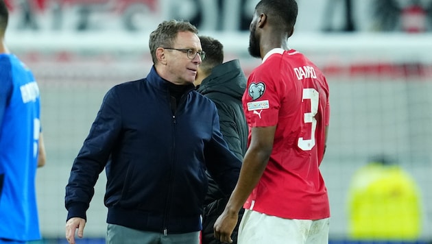 Ralf Rangnick (li.) und Kevin Danso (Bild: APA/EVA MANHART)