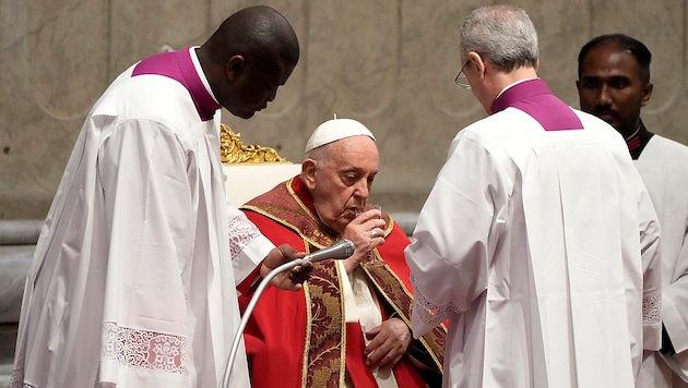 A little refreshment for Pope Francis during the Pentecost Mass (Bild: APA/AP)