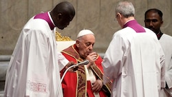 Eine kleine Erfrischung für Papst Franziskus während der Pfingstmesse (Bild: APA/AP)