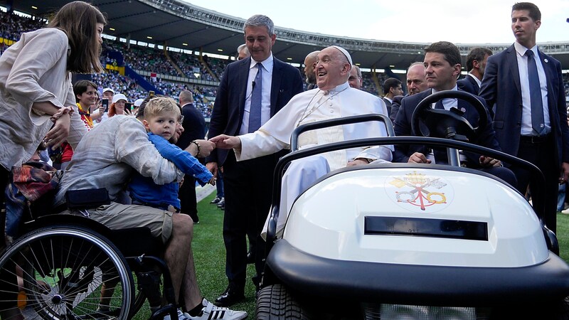 The day before, the Pope visited Verona, where he chaired a discussion event called "Peace Arena". (Bild: APA/AP)