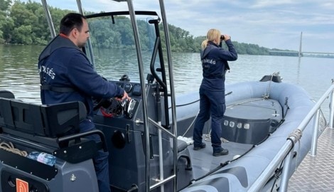 Ungarns Polizei auf Sucheinsatz auf der Donau (Bild: facebook.com/BRFK)