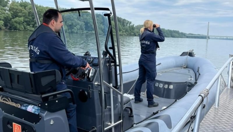 Ungarns Polizei auf Sucheinsatz auf der Donau (Bild: facebook.com/BRFK)