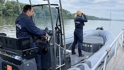 Ungarns Polizei auf Sucheinsatz auf der Donau (Bild: facebook.com/BRFK)