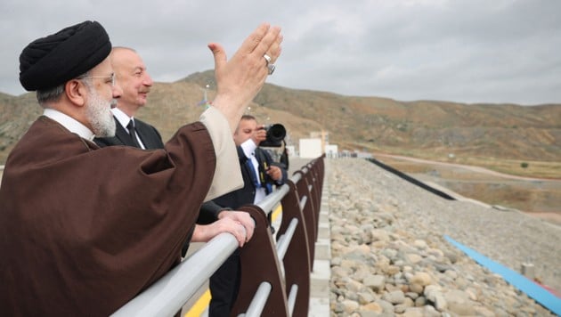 Raisi weihte mit seinem Amtskollegen aus Aserbaidschan einen Staudamm ein, bevor sich das Unglück ereignet haben soll. (Bild: AFP)