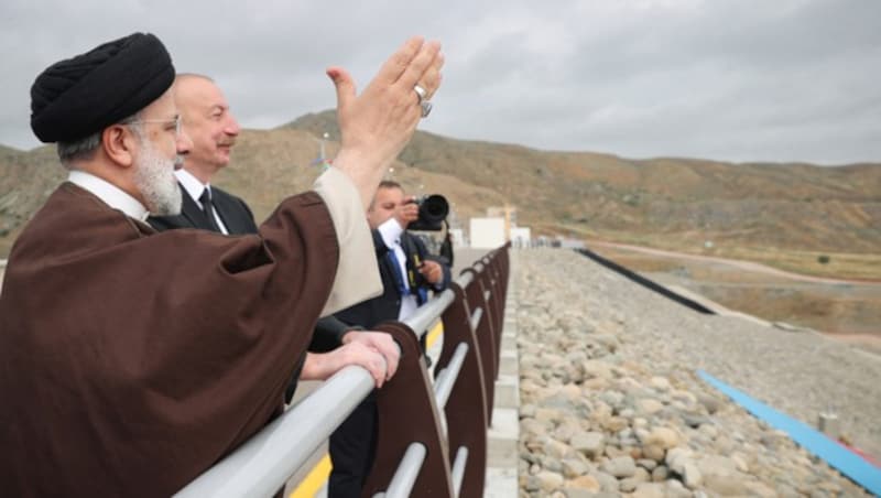 Raisi inaugurated a dam with his counterpart from Azerbaijan before the accident is said to have occurred. (Bild: AFP)