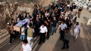 Hunderte Trauergäste begleiteten die Beisetzung von Shani Louk. (Bild: AFP)