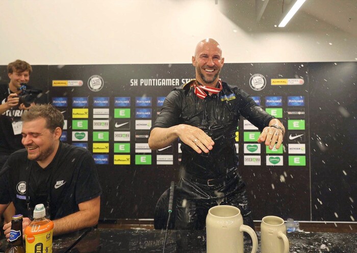 Auch Christian Ilzer entkam der Bierdusche nicht.