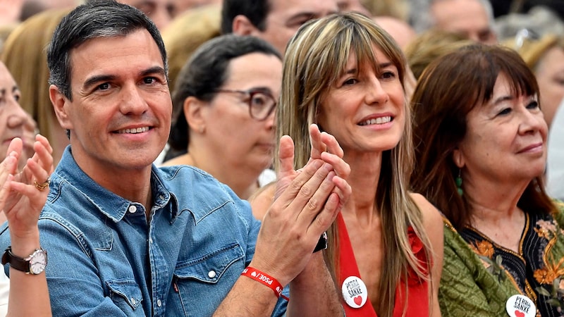 Prime Minister Pedro Sánchez with his wife Begoña Gómez (Bild: APA/AFP/JAVIER SORIANO)