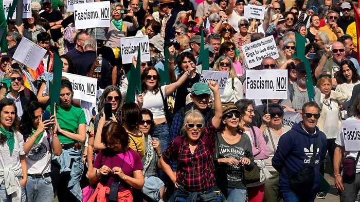 Drinnen wurde gejubelt, außerhalb des Veranstaltung demonstrierten Gegner der Vox-Partei gegen ...
