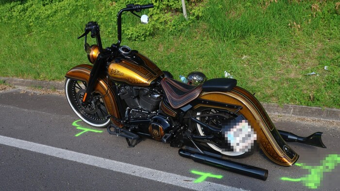 Auch ein Biker kam unschuldig zum Handkuss.