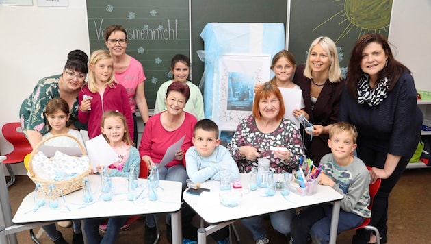 The children from the Villach St. Martin all-day school made decorations together with ladies from the Volkshilfe senior citizens' home (Bild: Rojsek-Wiedergut Uta)