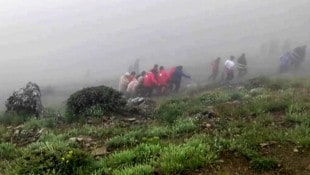 Der iranische Rote Halbmond hat die Suche nach den Opfern des Hubschrauberabsturzes für beendet erklärt und auch Bilder von der Bergung der Leichen veröffentlicht. (Bild: APA/AFP/Iranian Red Crescent)