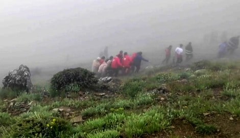 Der iranische Rote Halbmond hat die Suche nach den Opfern des Hubschrauberabsturzes für beendet erklärt und auch Bilder von der Bergung der Leichen veröffentlicht. (Bild: APA/AFP/Iranian Red Crescent)