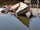 Ein verunglücktes Motorboot in Ungarn (Archivbild) (Bild: APA/AP)