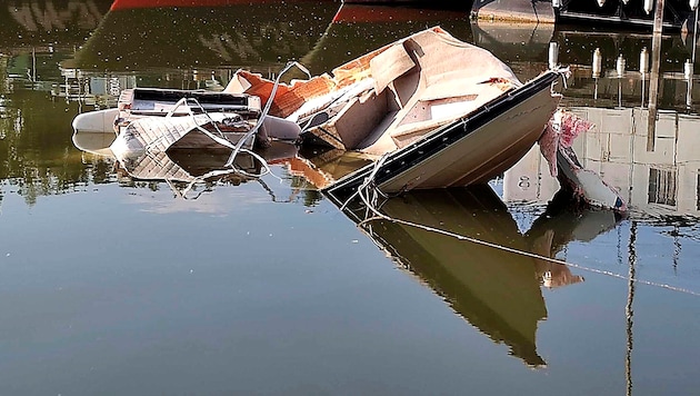 The wrecked motorboat in the Danube (Bild: APA/AP)