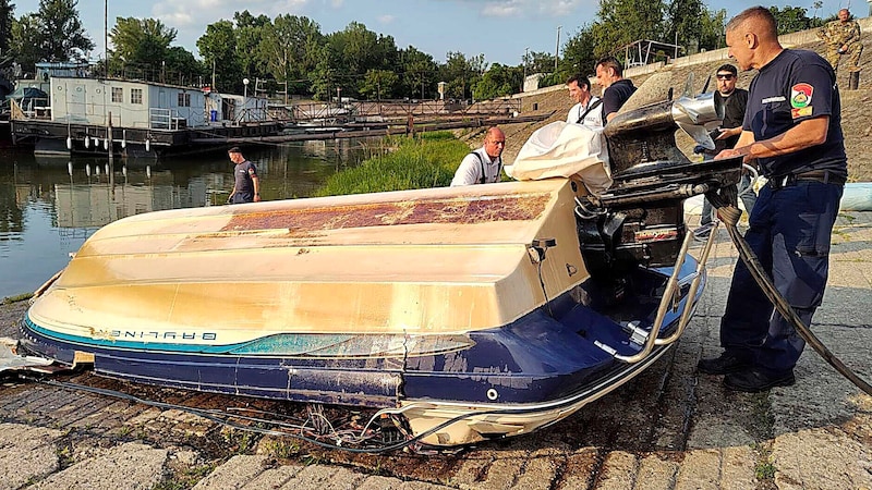 Macar polisi talihsiz teknenin güvenliğini sağlıyor (Bild: APA/AP)