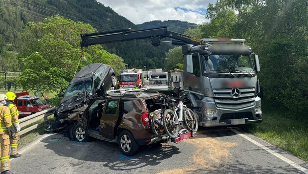 Bei einem schweren Unfall in Prutz wurden am Sonntag vier Personen verletzt. (Bild: ZOOM Tirol/Krone KREATIV)