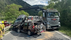 Bei einem schweren Unfall in Prutz wurden vier Personen verletzt. Ein Auto war auf die Gegenspur geraten und frontal mit einem entgegenkommenden Pkw kollidiert. (Bild: ZOOM Tirol/Krone KREATIV)