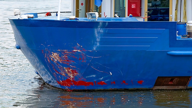 Az ütközés nyomai az MS Heidelberg hajótestén. (Bild: APA/AP)
